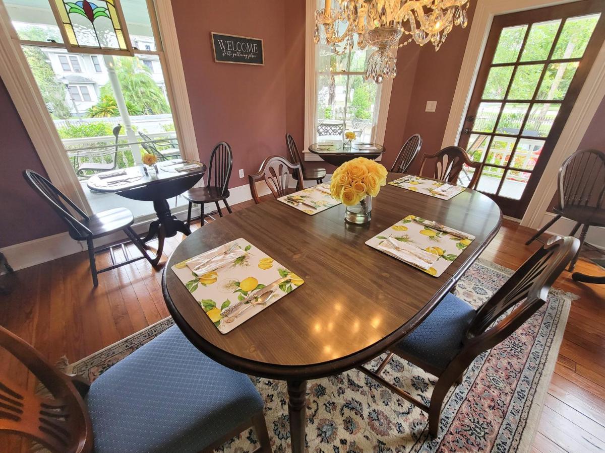 Camellia Rose Inn- King Room Southern Charm เกนส์วิลล์ ภายนอก รูปภาพ